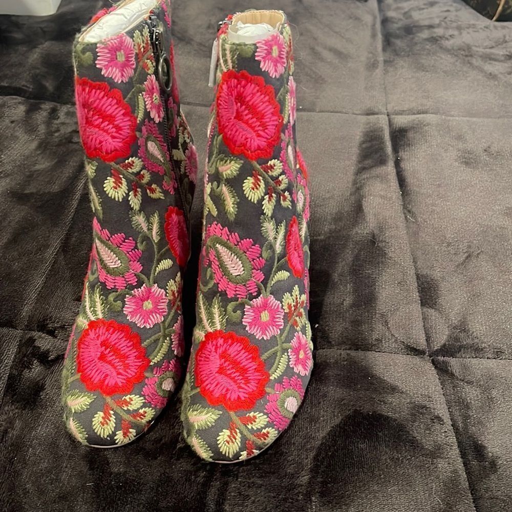 Soul society brand new pink embroidered floral boots size 7